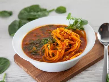 Пряный суп с овощной лапшой