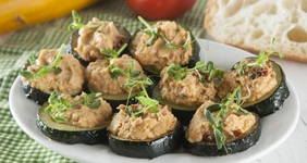 Закуска из цукини с хумусом