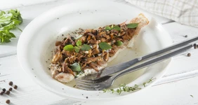 Морской окунь с лисичками и петрушкой
