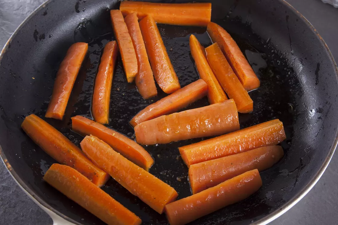 Говядина с карамелизированной морковью и гранатом — процесс приготовления, фото 2