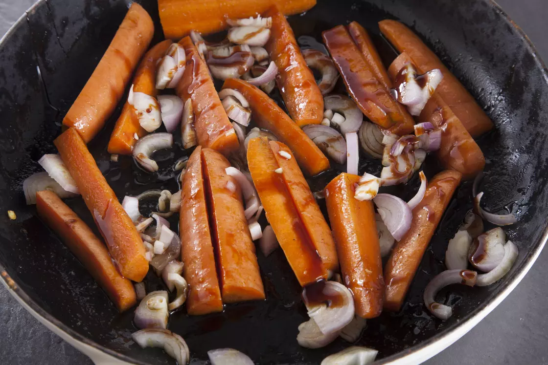 Говядина с карамелизированной морковью и гранатом — процесс приготовления, фото 3