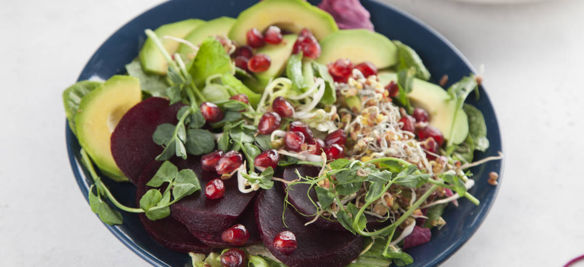 Салат со свеклой, авокадо и гранатом — рецепт от ВкусВилл