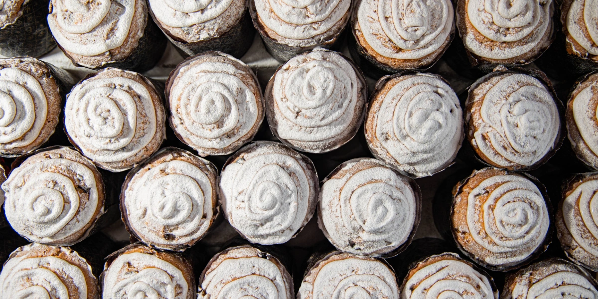 Для тех, кто терпеть не может изюм, на заводе готовят пасхальные кексы: творожный с клюквой и морковный