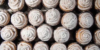 Для тех, кто терпеть не может изюм, на заводе готовят пасхальные кексы: творожный с клюквой и морковный