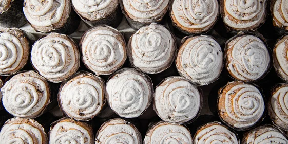 Для тех, кто терпеть не может изюм, на заводе готовят пасхальные кексы: творожный с клюквой и морковный