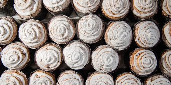 Для тех, кто терпеть не может изюм, на заводе готовят пасхальные кексы: творожный с клюквой и морковный