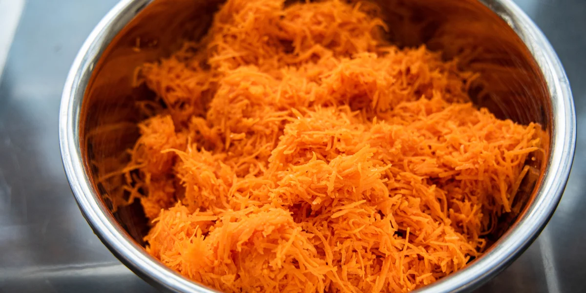 В морковный пасхальный кекс добавляют свежую тёртую морковь