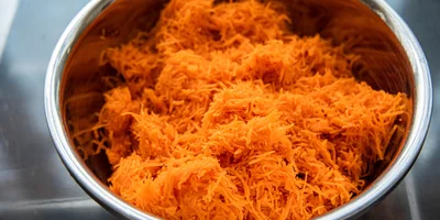 В морковный пасхальный кекс добавляют свежую тёртую морковь