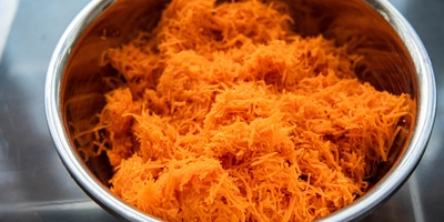 В морковный пасхальный кекс добавляют свежую тёртую морковь