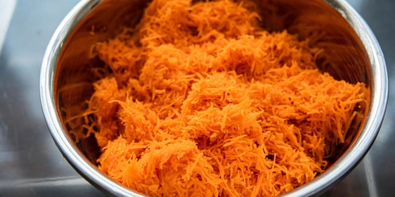 В морковный пасхальный кекс добавляют свежую тёртую морковь