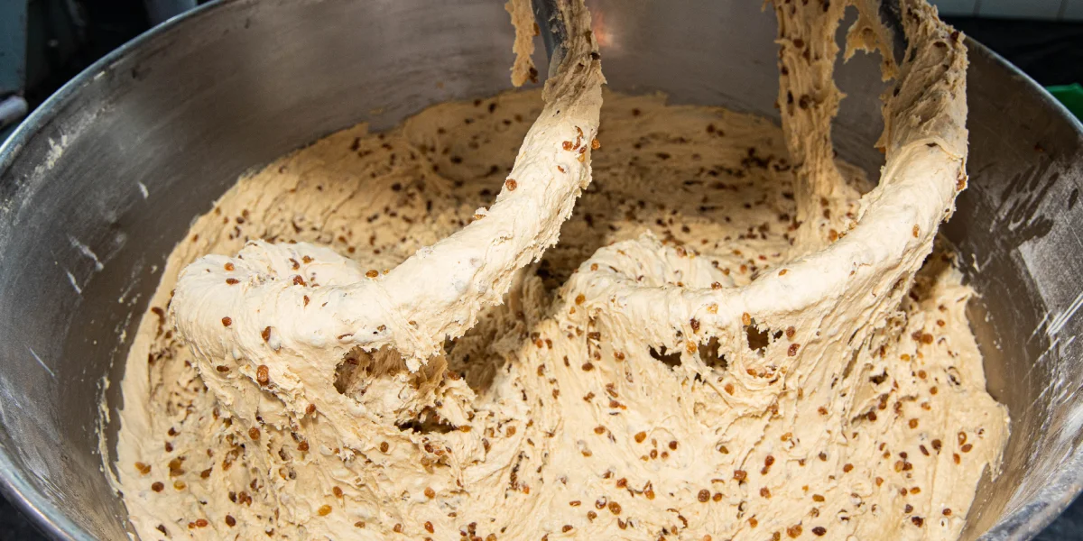 Когда в тесте много изюма, на выходе кулич получается сладким и пряным