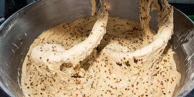 Когда в тесте много изюма, на выходе кулич получается сладким и пряным