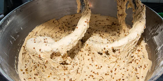 Когда в тесте много изюма, на выходе кулич получается сладким и пряным