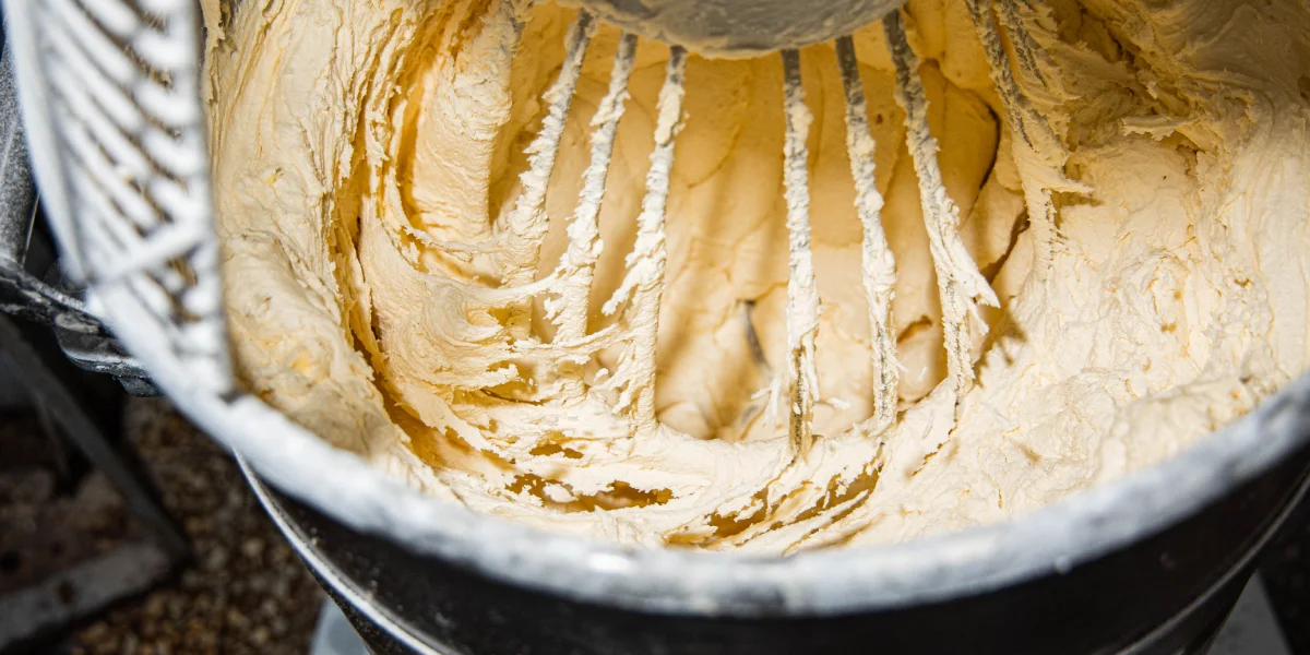 Все на заводе знают, что сырое тесто вкуснее испечённого. Подойти к большой деже и попробовать тесто стало тут традицией