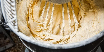 Все на заводе знают, что сырое тесто вкуснее испечённого. Подойти к большой деже и попробовать тесто стало тут традицией