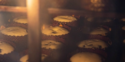 Кулич расстаивается в специальном шкафу, увеличивается вдвое, а после его выпекают