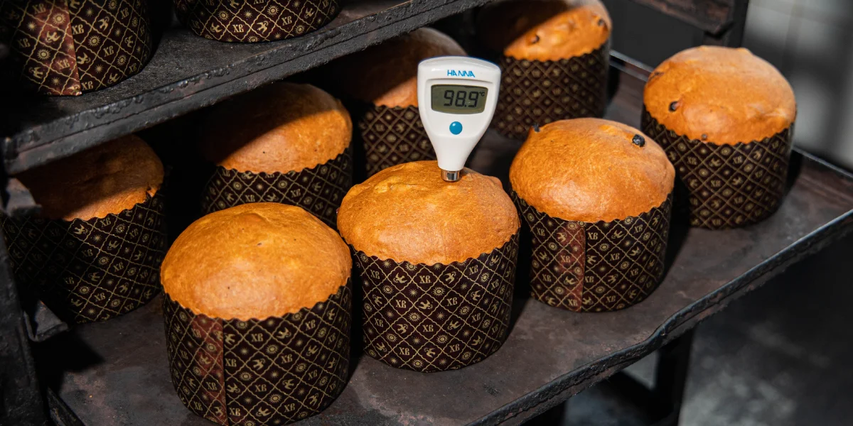 С помощью термометра проверяют, пропёкся ли кулич