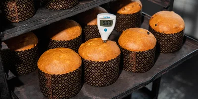 С помощью термометра проверяют, пропёкся ли кулич