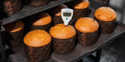 С помощью термометра проверяют, пропёкся ли кулич