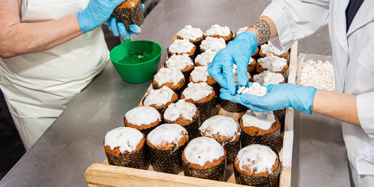 Кулич украшают глазурью и мини-безе