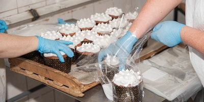 Когда глазурь застыла, кулич можно упаковывать