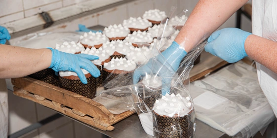 Когда глазурь застыла, кулич можно упаковывать