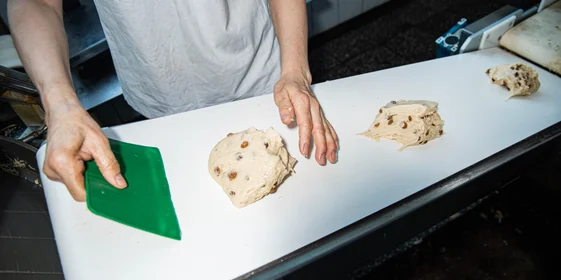 Когда тесто настоялось, его разделяют на кусочки и пропускают через машину-округлитель, чтобы оно приняло форму шарика