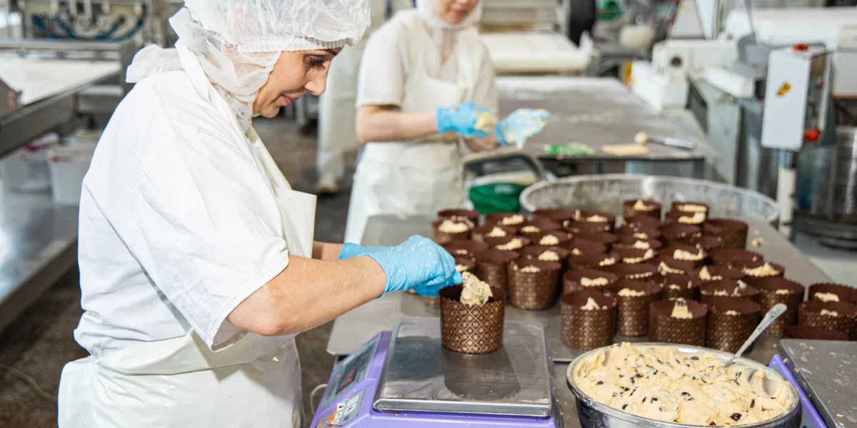 Чтобы сделать кулич дома, нужно освободить 12 часов личного времени — столько готовят изделие на заводе, работая в несколько рук