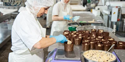 Чтобы сделать кулич дома, нужно освободить 12 часов личного времени — столько готовят изделие на заводе, работая в несколько рук