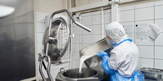 Все ингредиенты для заварного теста смешивают в большом котле, в нём же смесь доводят до кипения