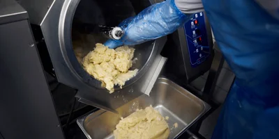 До добавления меланжа тесто напоминает картофельное пюре