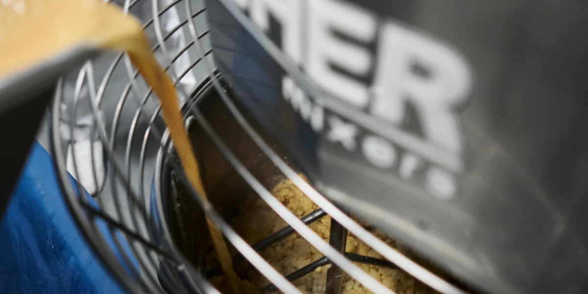 В тесто добавляют яичную смесь — меланж