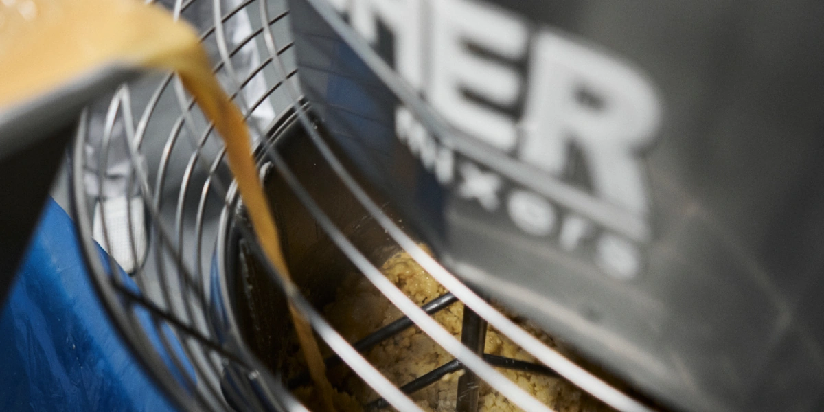 В тесто добавляют яичную смесь — меланж