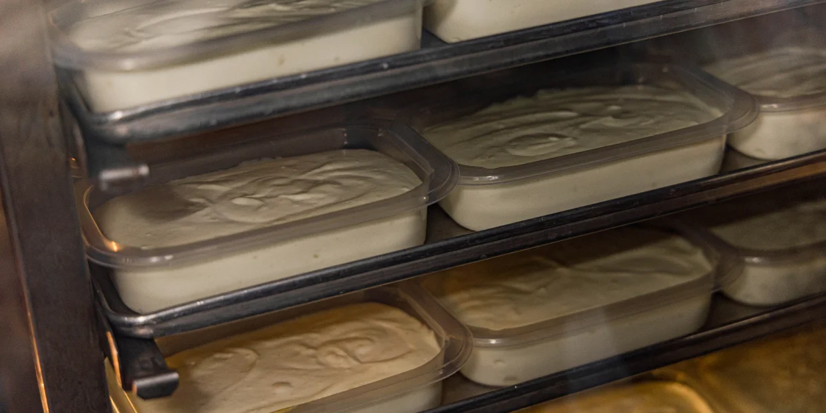 Творожную массу выпекают прямо в лотках