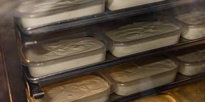 Творожную массу выпекают прямо в лотках