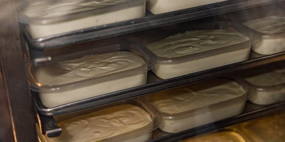 Творожную массу выпекают прямо в лотках