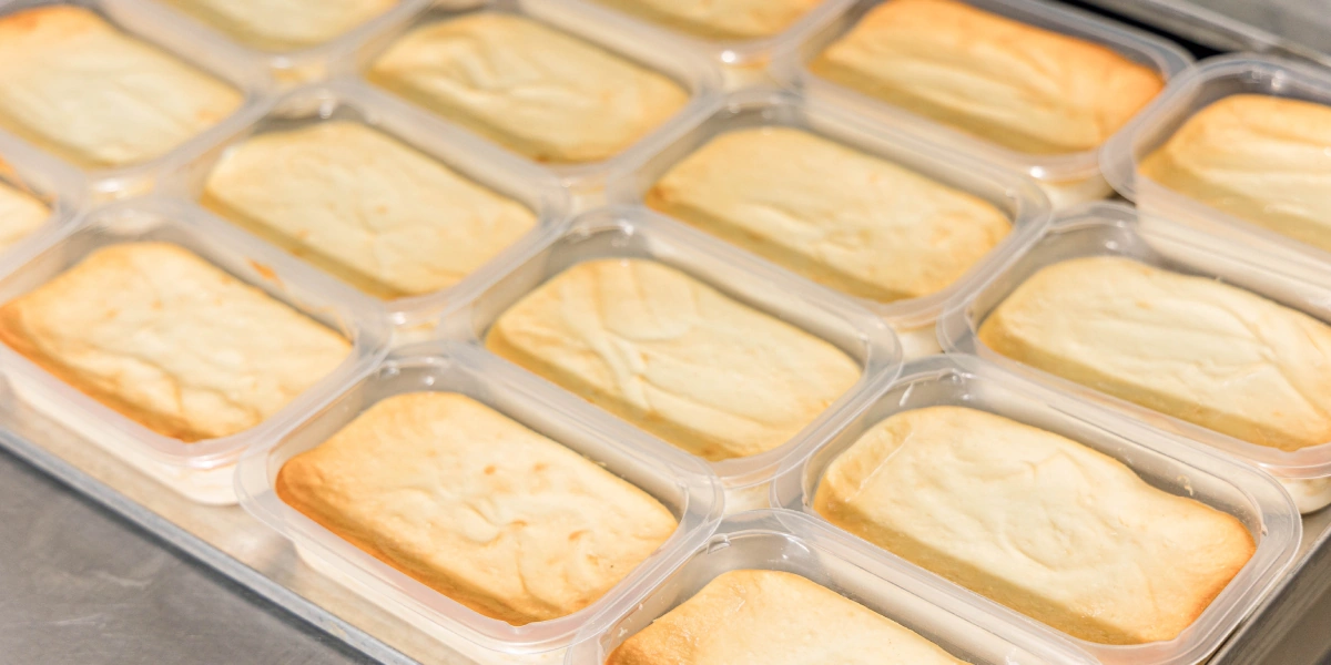 На румяную корочку запеканки влияет жирность творога. Если используют обезжиренный или 5%-ный творог, верхушка будет белого цвета, без&nbsp;зажарки. Корочка наверняка появится, если творог жирнее