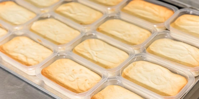 На румяную корочку запеканки влияет жирность творога. Если используют обезжиренный или 5%-ный творог, верхушка будет белого цвета, без&nbsp;зажарки. Корочка наверняка появится, если творог жирнее