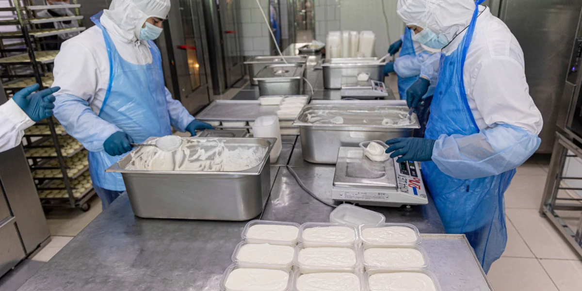 Творожная основа для запеканок с начинками получается более плотной — в неё добавляют меньше молока