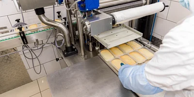 Запеканки этикетируют вручную