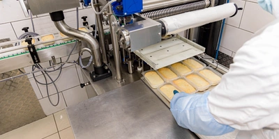 Запеканки этикетируют вручную