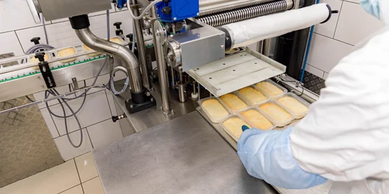 Запеканки этикетируют вручную