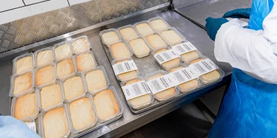 На запеканки вручную надевают этикетки. Читайте их, чтобы узнать, кто сделал для вас продукт