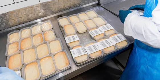 На запеканки вручную надевают этикетки. Читайте их, чтобы узнать, кто сделал для вас продукт