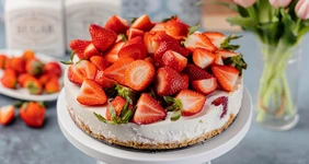 10 рецептов с клубникой: от летнего супа до молочного коктейля