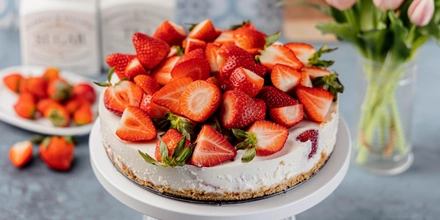 10 рецептов с&nbsp;клубникой: от&nbsp;летнего супа до&nbsp;молочного коктейля