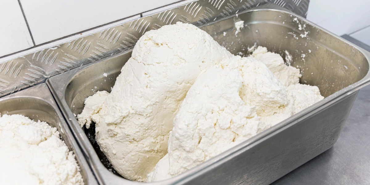 Творог протирают, чтобы проверить, нет ли в&nbsp;нём посторонних включений вроде&nbsp;травы