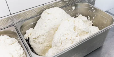 Творог протирают, чтобы проверить, нет ли в нём посторонних включений вроде травы