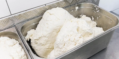 Творог протирают, чтобы проверить, нет ли в&nbsp;нём посторонних включений вроде&nbsp;травы