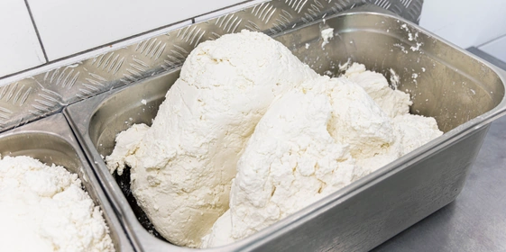 Творог протирают, чтобы проверить, нет ли в&nbsp;нём посторонних включений вроде&nbsp;травы